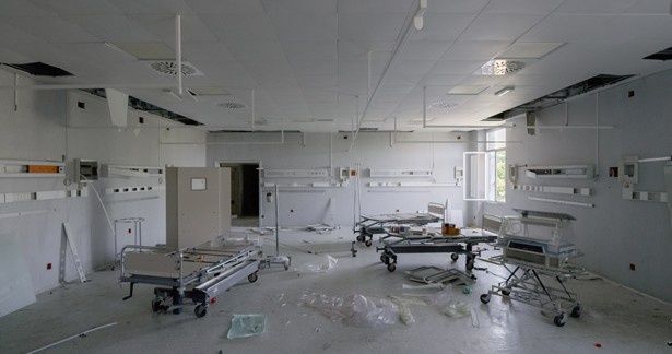 物が散乱した病院と思しき建物の一室