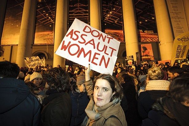 女性たちが集まってデモを行うなど、トランプ政権には反対者も多い
