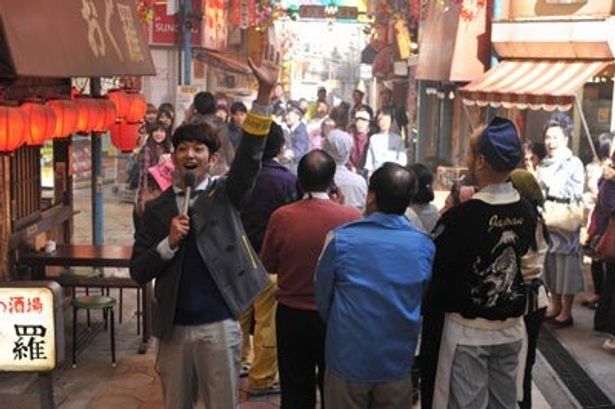 祐太の生き別れた弟で、人気芸人の祐介を演じるのは、瑛太。彼の登場で商店街は大にぎわい！