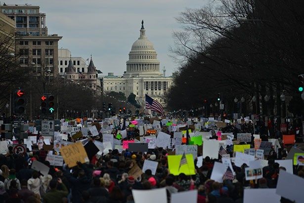 ホワイトハウスの前で移民政策に反対するデモが行われた