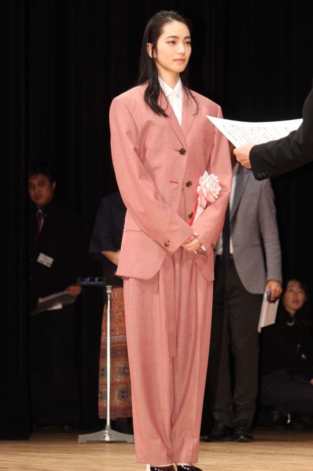 【写真を見る】会場がどよめいた小松菜奈のスーツ姿の全身ショット