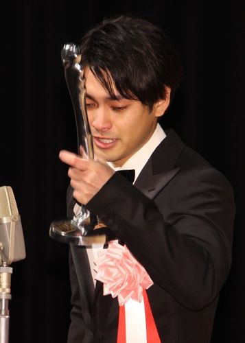 柳楽優弥、ヨコハマ映画祭主演男優受賞で男泣き「役者バカになりたい」